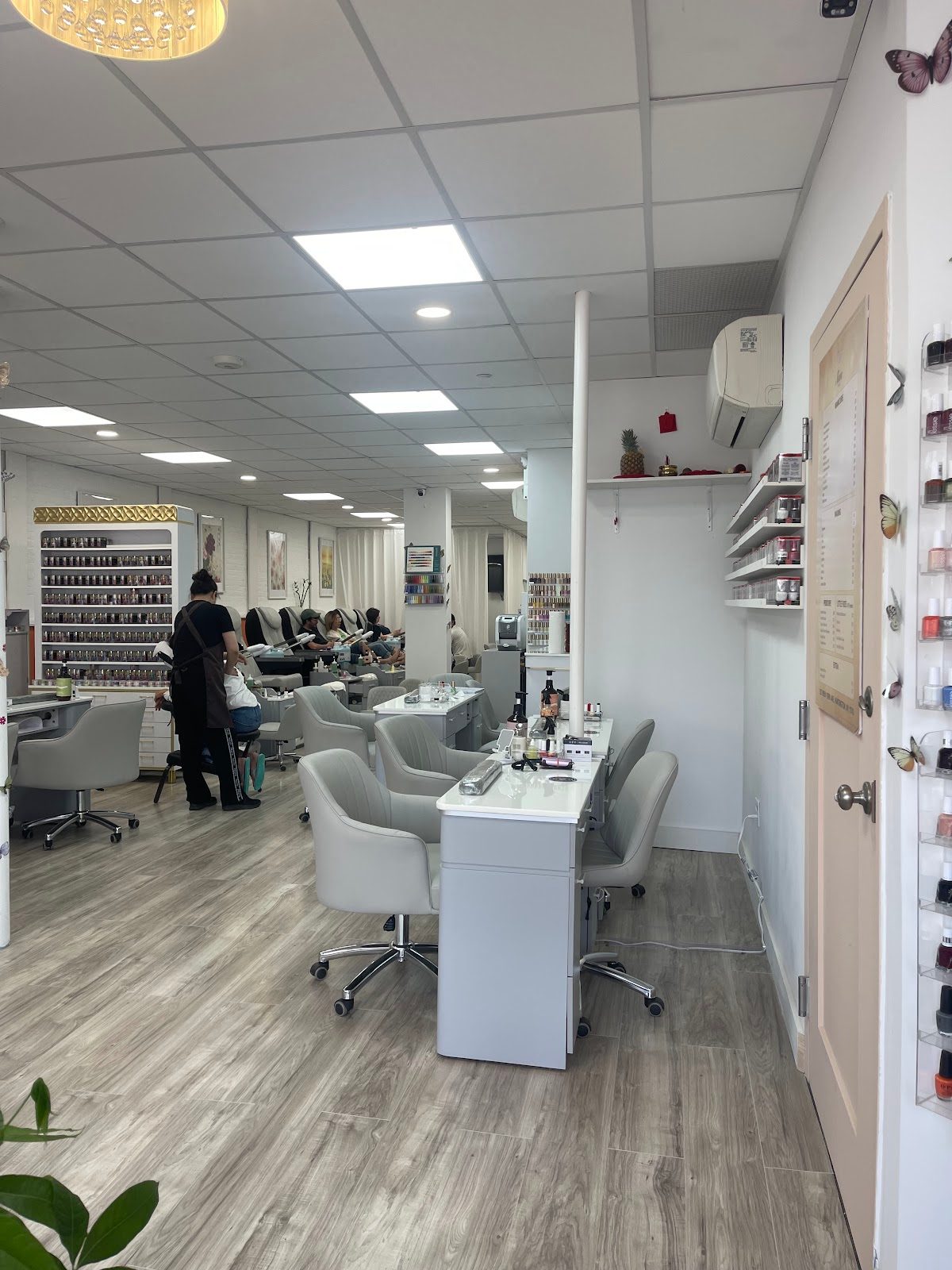 Shine Fine Nails & Spa environment
