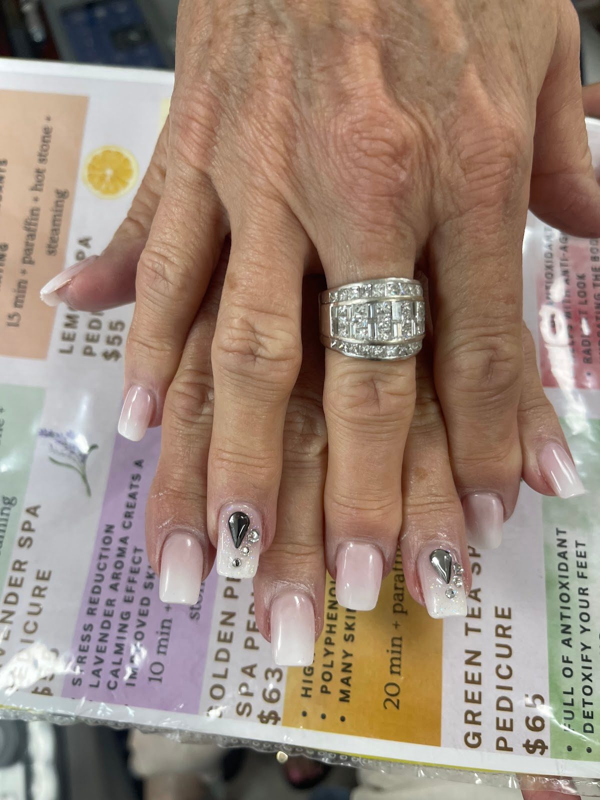 Shine Fine Nails & Spa environment