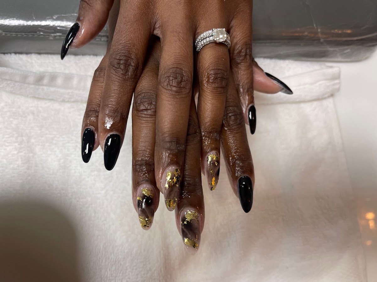 Shine Fine Nails & Spa environment