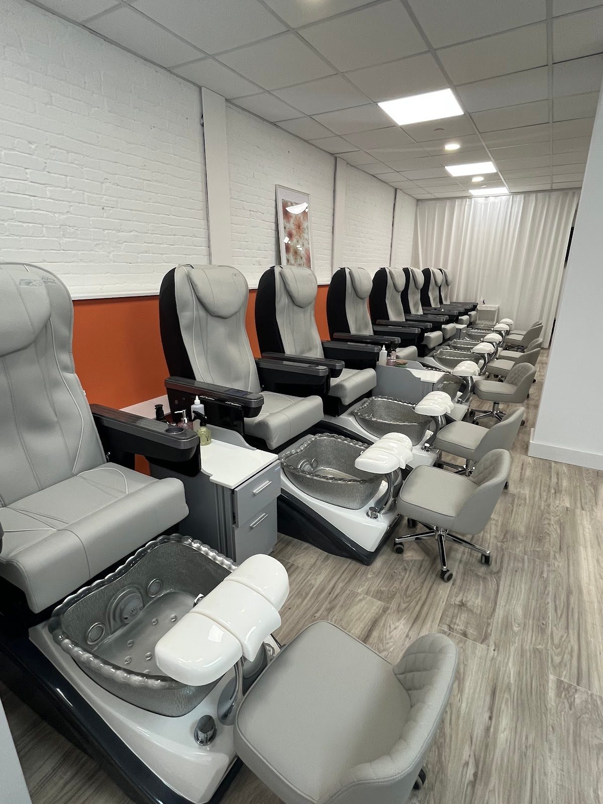Shine Fine Nails & Spa environment